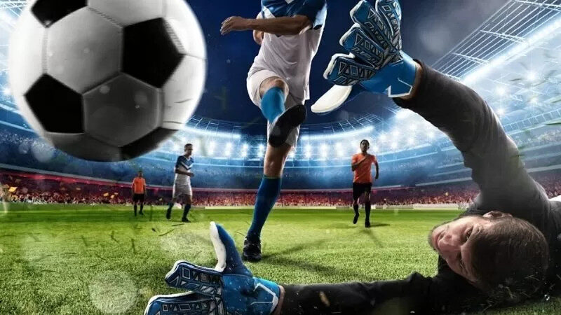 Cầu thủ đang xem chiến thuật trên sân bóng