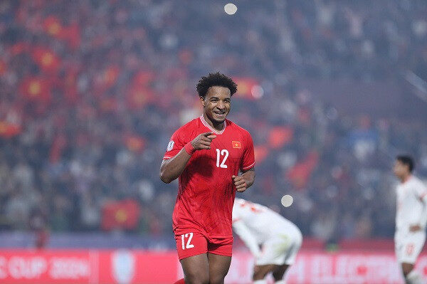 Nguyễn Xuân Son ăn mừng bàn thắng